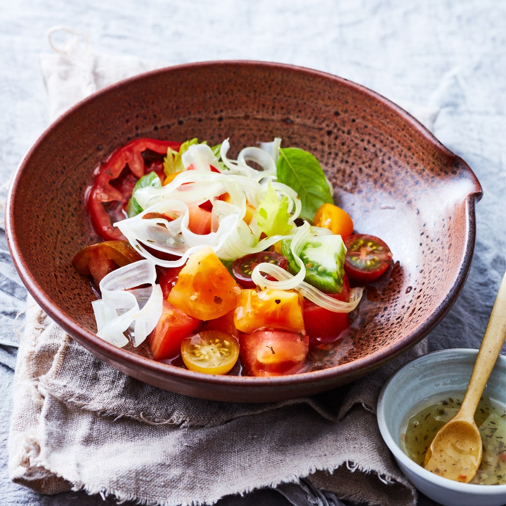 Gemengde tomaten salade met venkel, bleekselderij en lavas